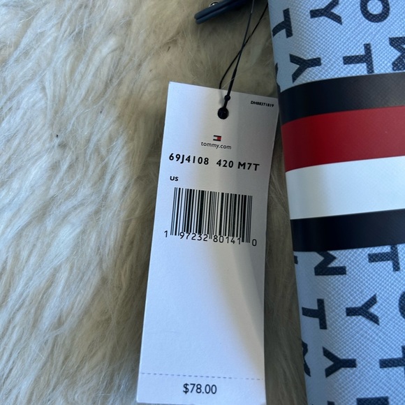 NWT Woman’s Tommy Hilfiger Faux Leather Folding Wallet With LOGO Design - Picture 9 of 9